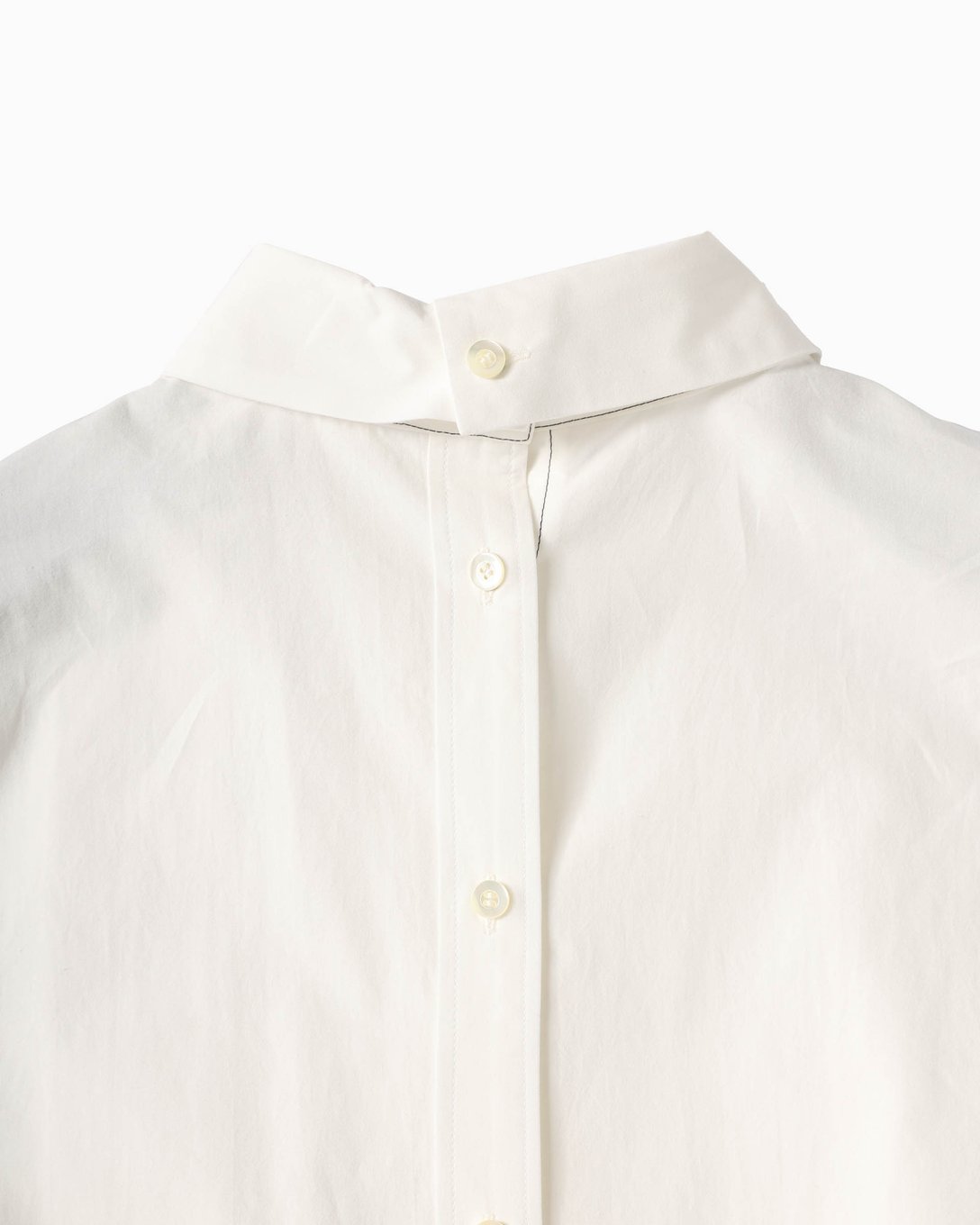 ウジョー の白シャツの襟元