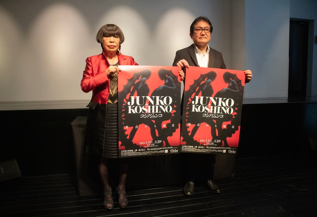コシノジュンコとOPAM学芸担当 宇都宮壽 Image by FASHONSNAP