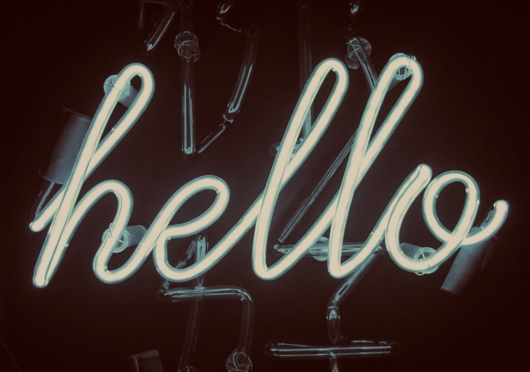 「hello」のネオン文字