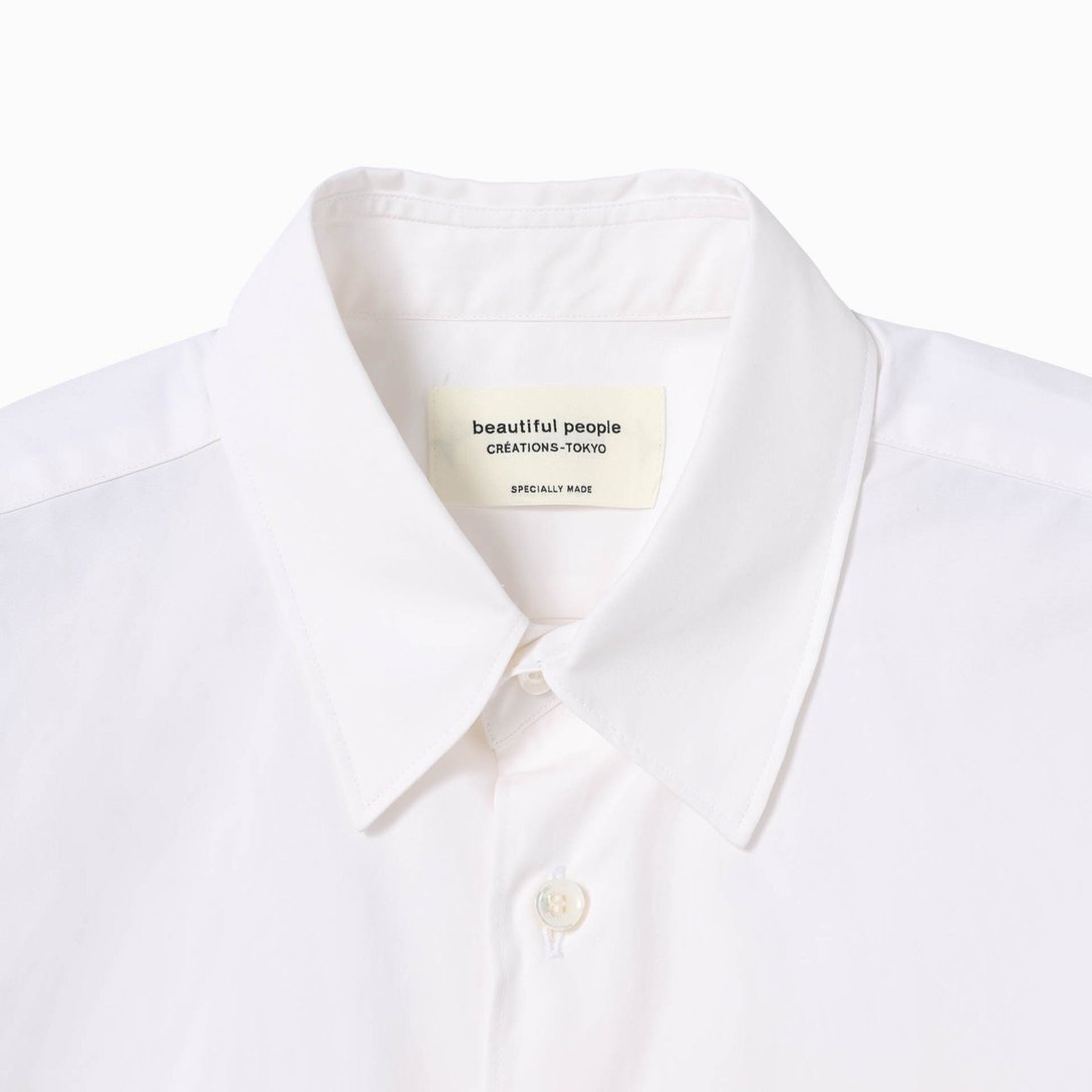 白のレギュラーシャツの襟の部分