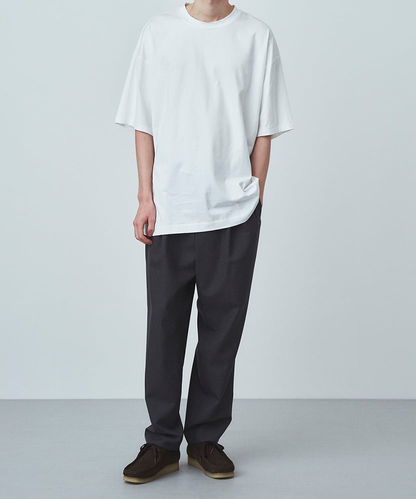 白のスビンコットンオーバーサイズTシャツを着用した男性モデル