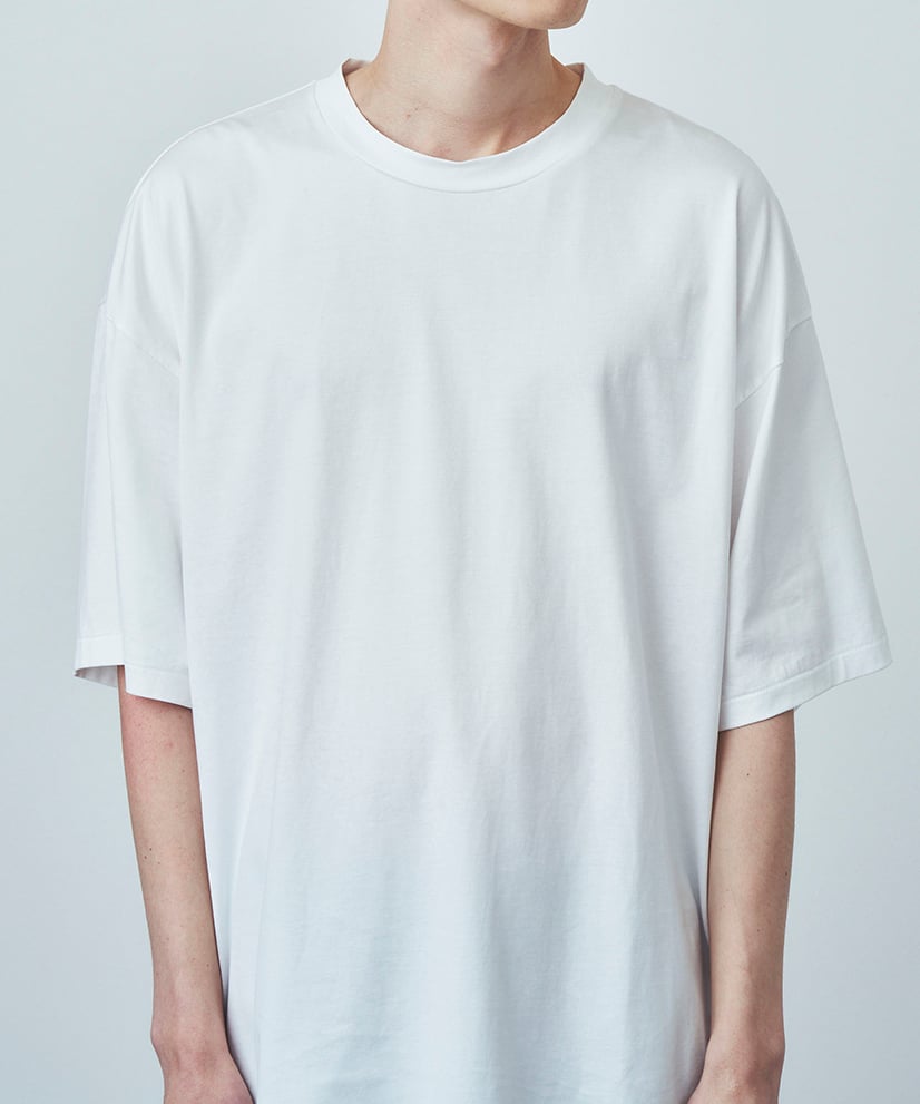 白のスビンコットンオーバーサイズTシャツを着用した男性モデル
