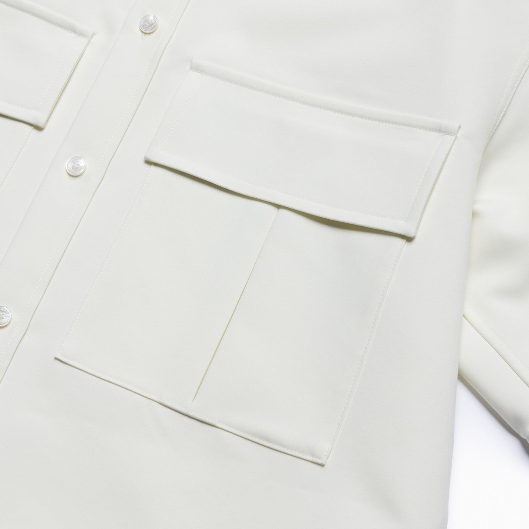 白のサファリシャツのポケット