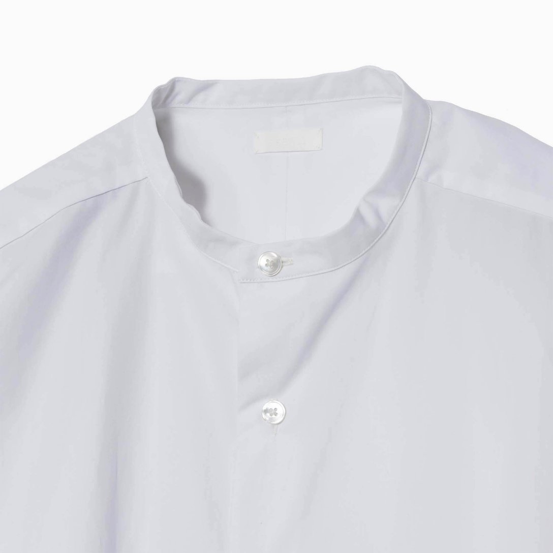 白いシャツの襟の部分