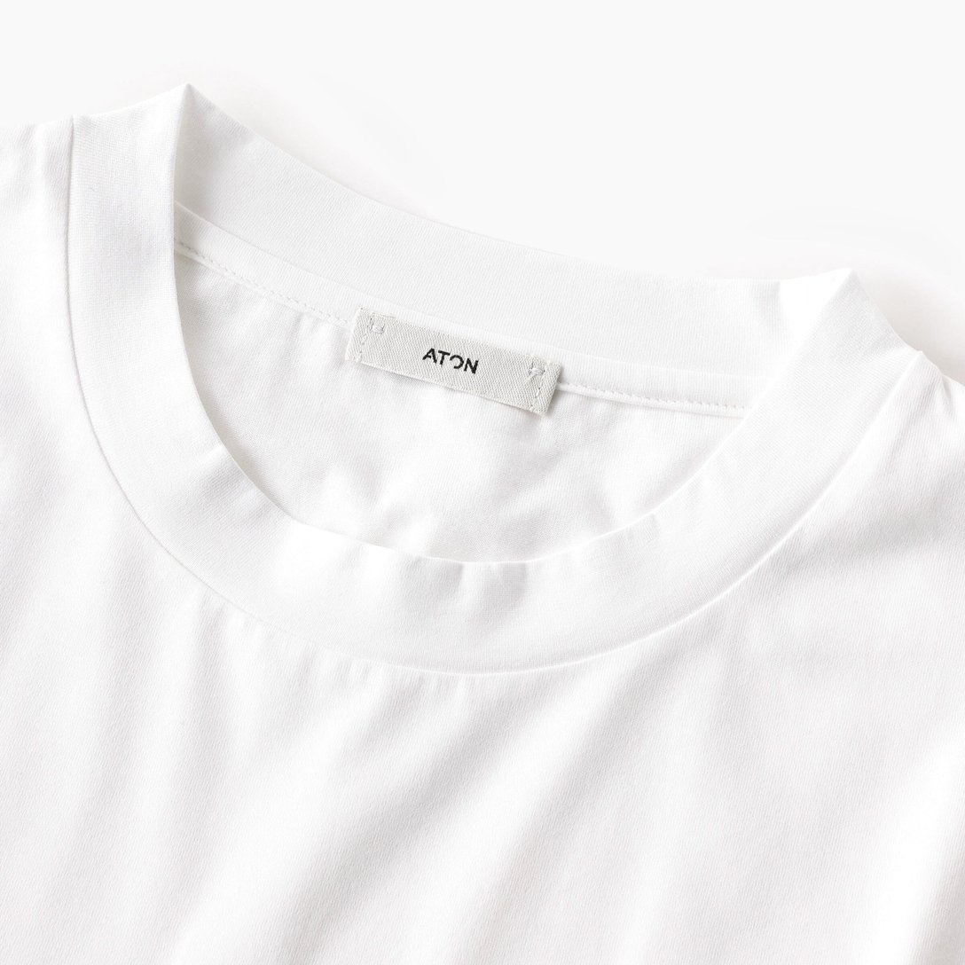 白Tシャツの襟部分