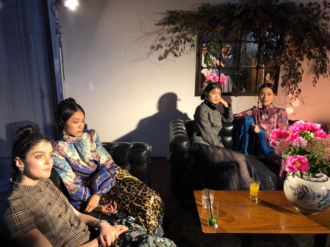 ケイタマルヤマの新作を身に纏いソファでポーズをとる4人のモデル