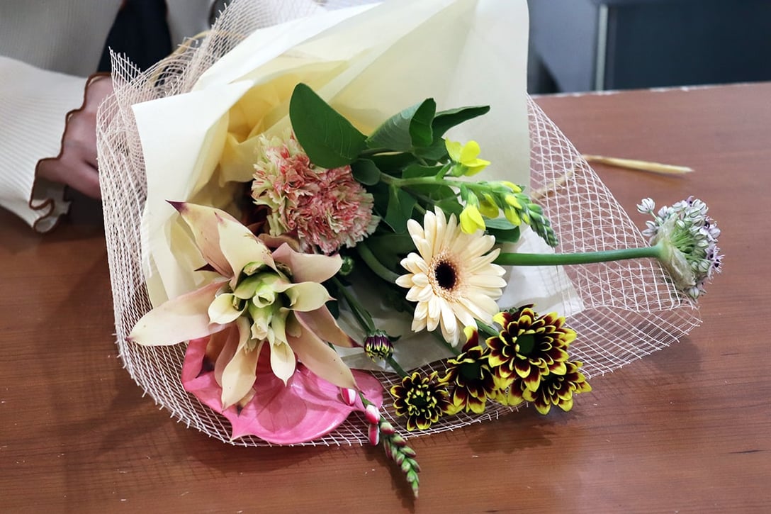 机に置かれた花