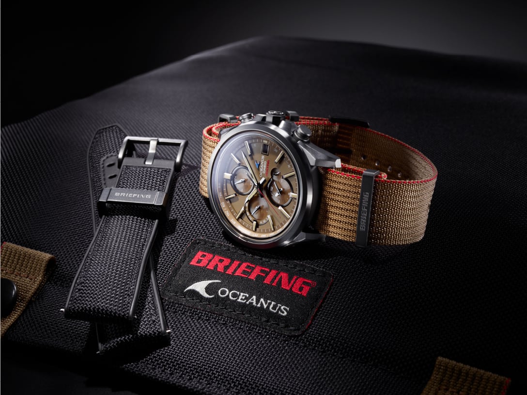 「OCEANUS」と「BRIEFING」のコラボレーションモデル「OCW-T4000BRE」 Image by カシオ計算機