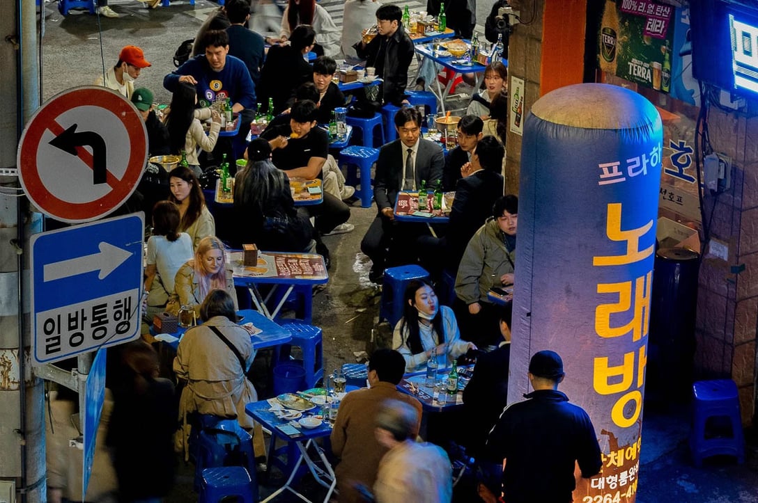 ソウル、鐘路のポジャンマチャ通りでは多くのひとが飲食している。4月28日。PHOTO: YUNBEOM BAE