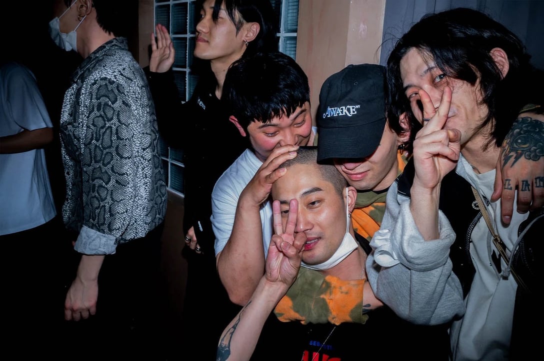 ソウル、梨泰院のバー〈BOLERO〉で楽しむ若い男性たち。4月30日。PHOTO: YUNBEOM BAEK