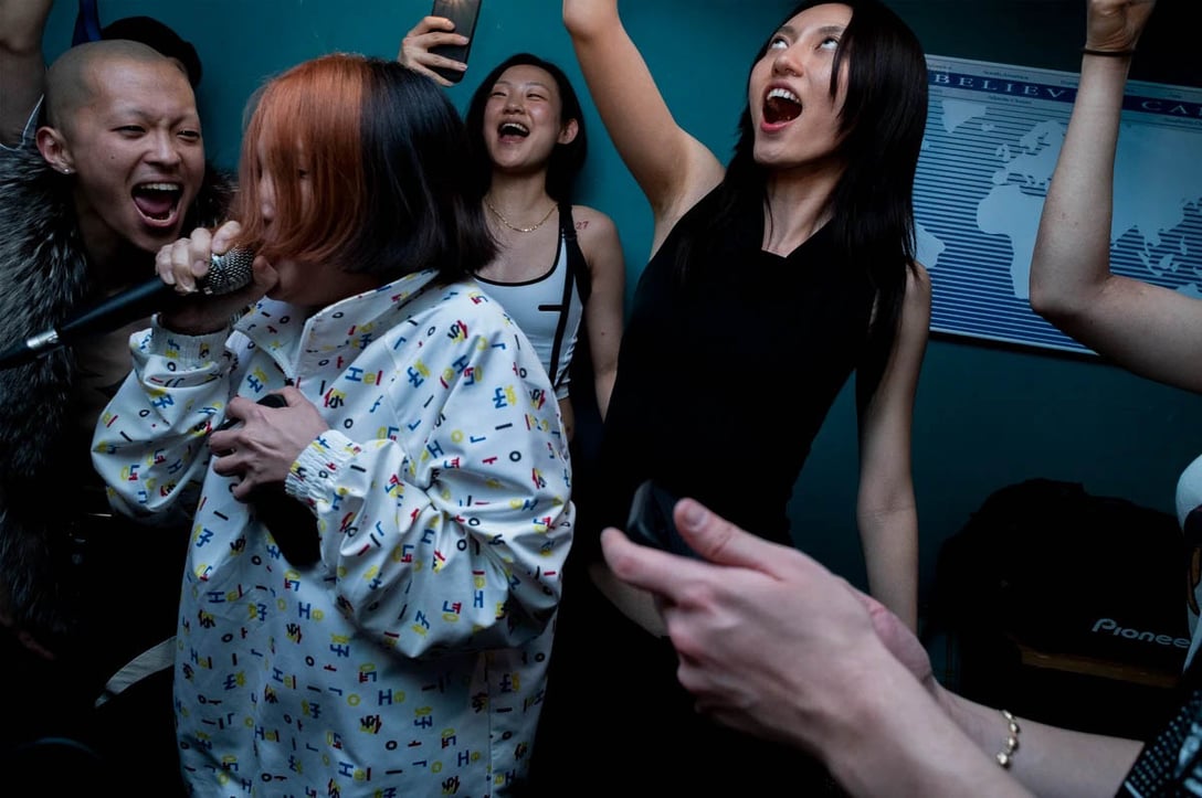 ソウル、弘大のクラブ〈MODECI〉でパーティーに興じる若者たち。5月1日。PHOTO: YUNBEOM BAE