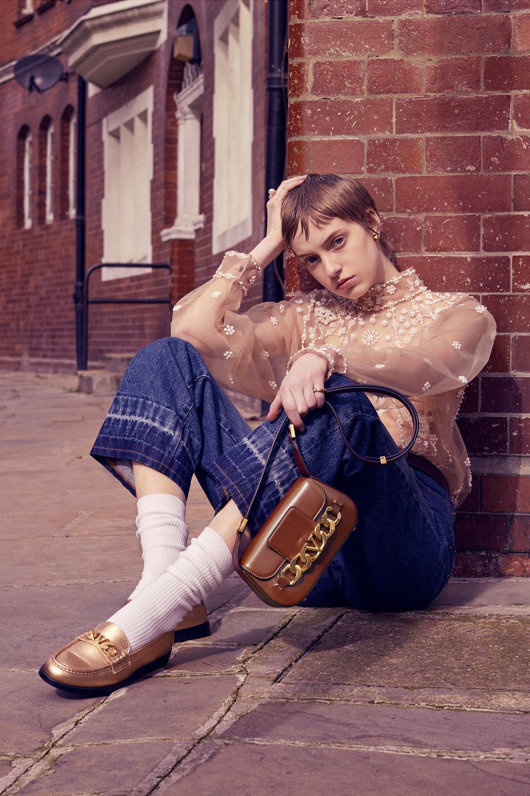 「VALENTINO GARAVANI VLOGO CHAIN」モデル着用画像 Image by VALENTINO