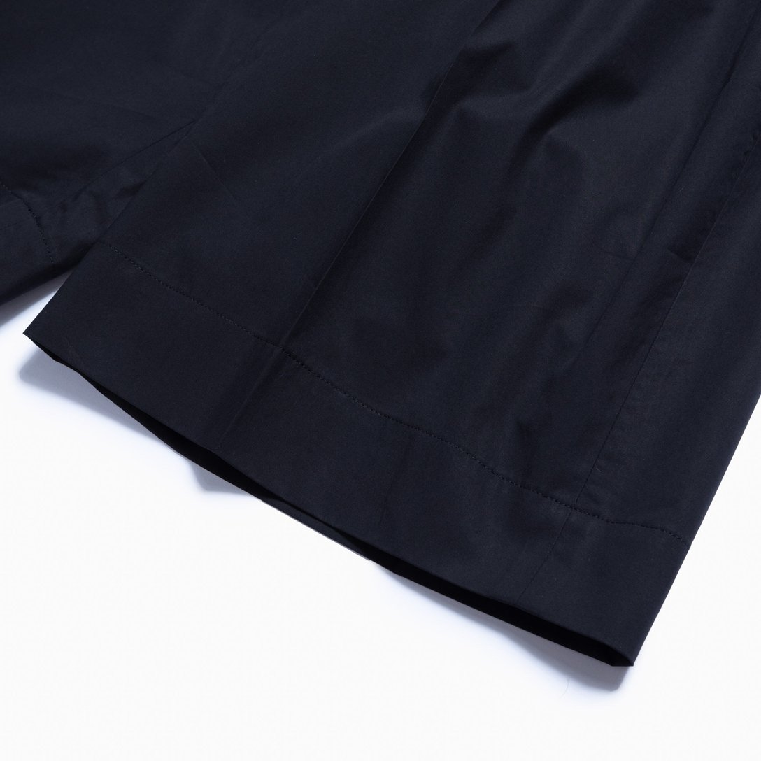 ブラックのファインコットンツイルショーツの裾部分