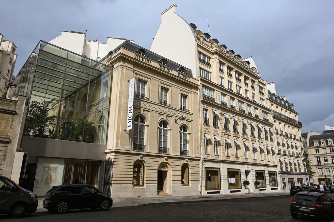 モンテーニュ通り30番地のディオール本店。左側が「ラ ギャラリー ディオール」。