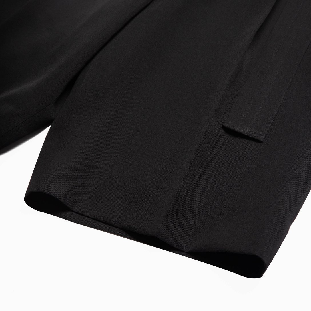 ブラックのベルトハーフパンツの裾部分
