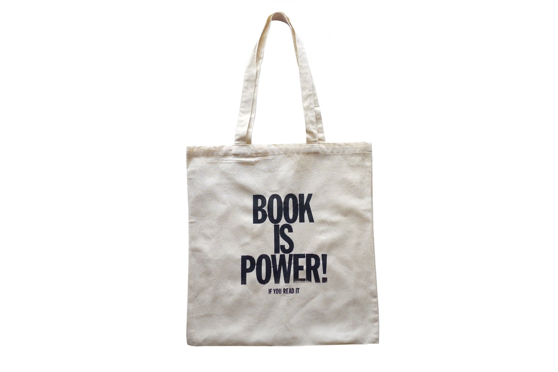 BOOK IS POWER Tote Bag M（H42×W38cm）1800円（税込） Image by SNOW SHOVELING