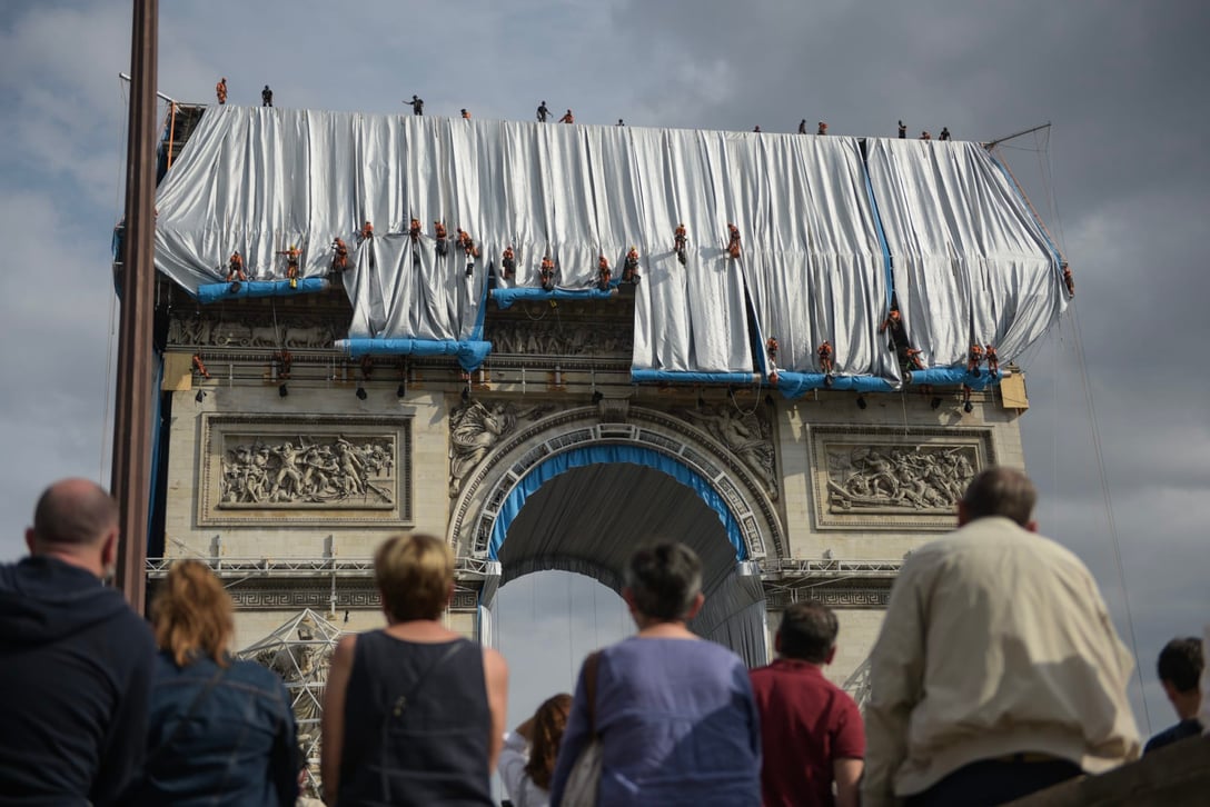 「クリストとジャンヌ= クロード “包まれた凱旋門” 」展示作品 Image by Photo: Benjamin Loysea ©2021 Christo and Jeanne-Claude Foundation