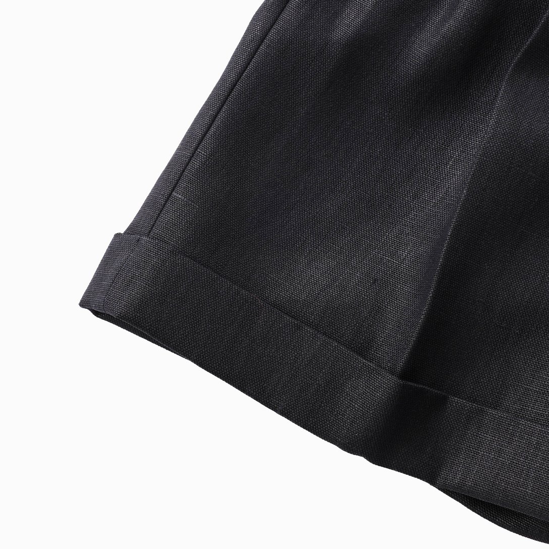 ブラックのツータックショートパンツの裾部分