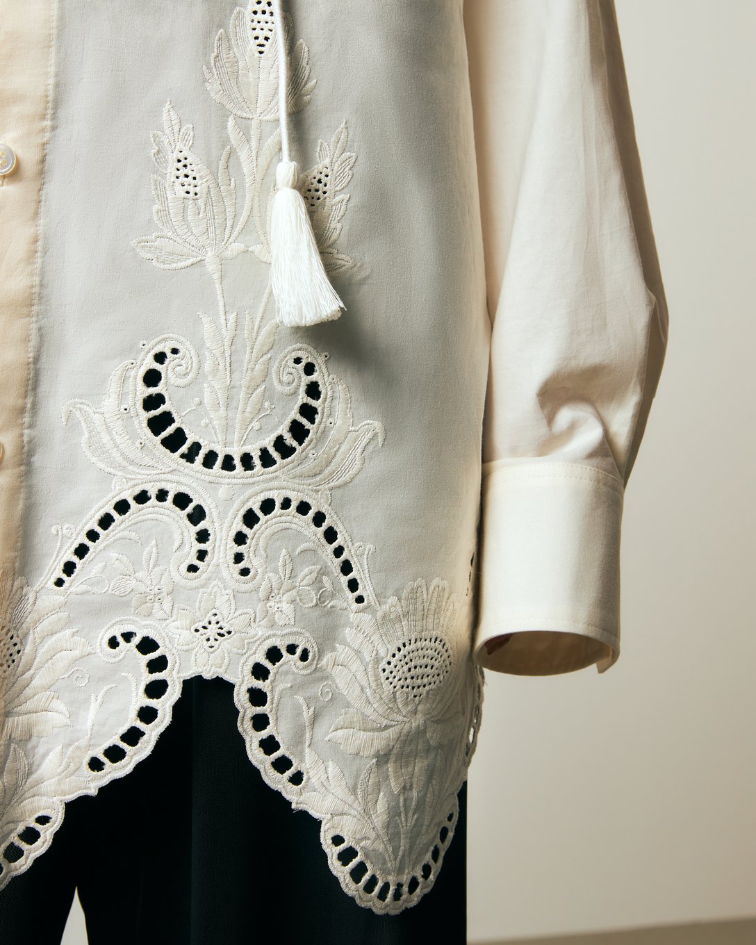 白シャツの裾の刺繍部分