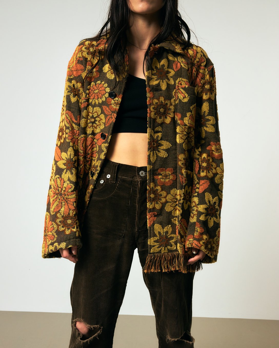 花柄のパイルジャケットを着用した女性モデル