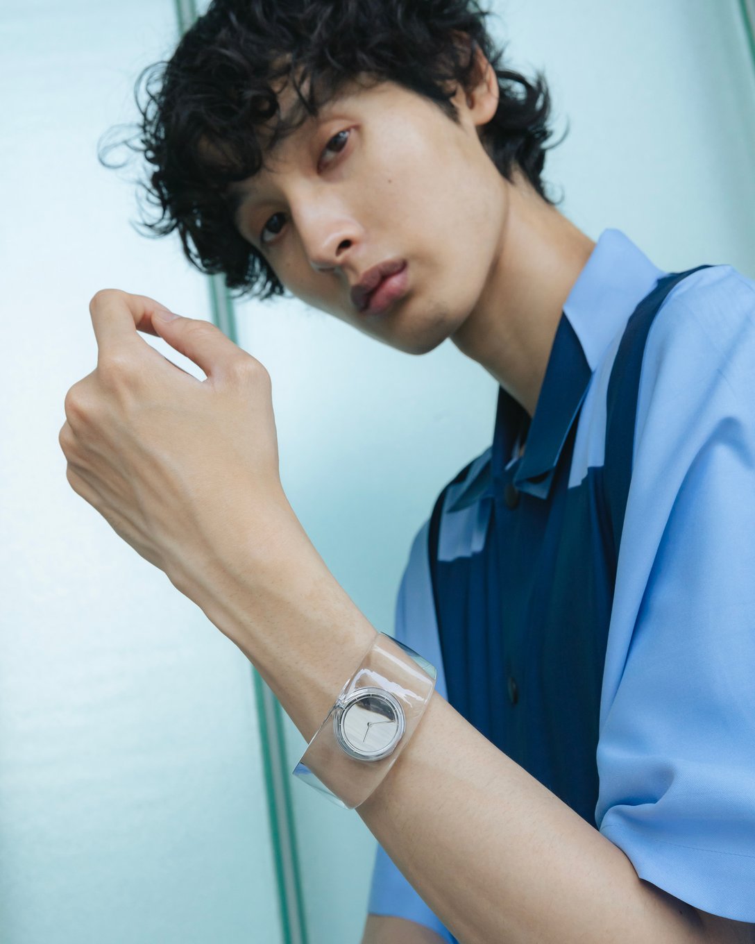 イッセイ ミヤケ ウオッチ「O」、透明な時計で作るサマースタイル