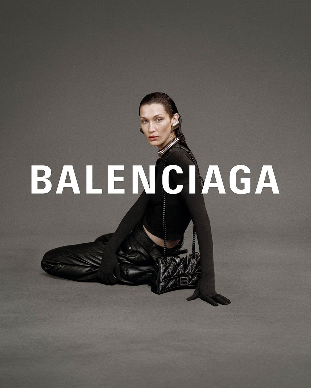 バレンシアガクラッシュバッグのキャンペーンイメージ Image by Courtesy of Balenciaga