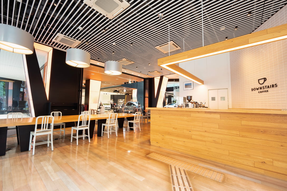 六本木のメルセデス・ベンツのブランドショップに併設するカフェ「ダウンステアーズ コーヒー」の内観