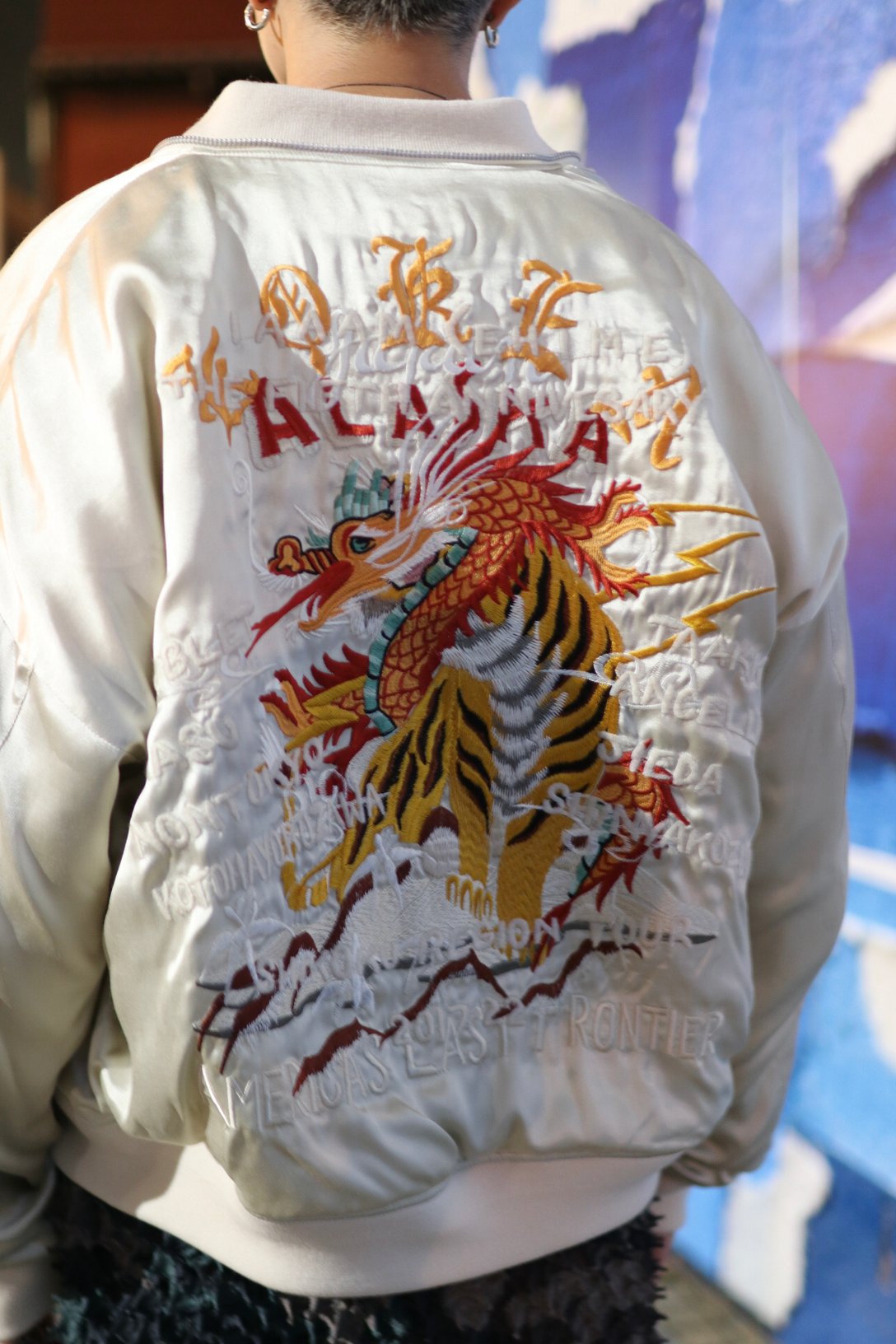 アムがダブレットに別注した「CHAOS EMBROIDERY SOUVENIR JACKET」 Image by IAAAM