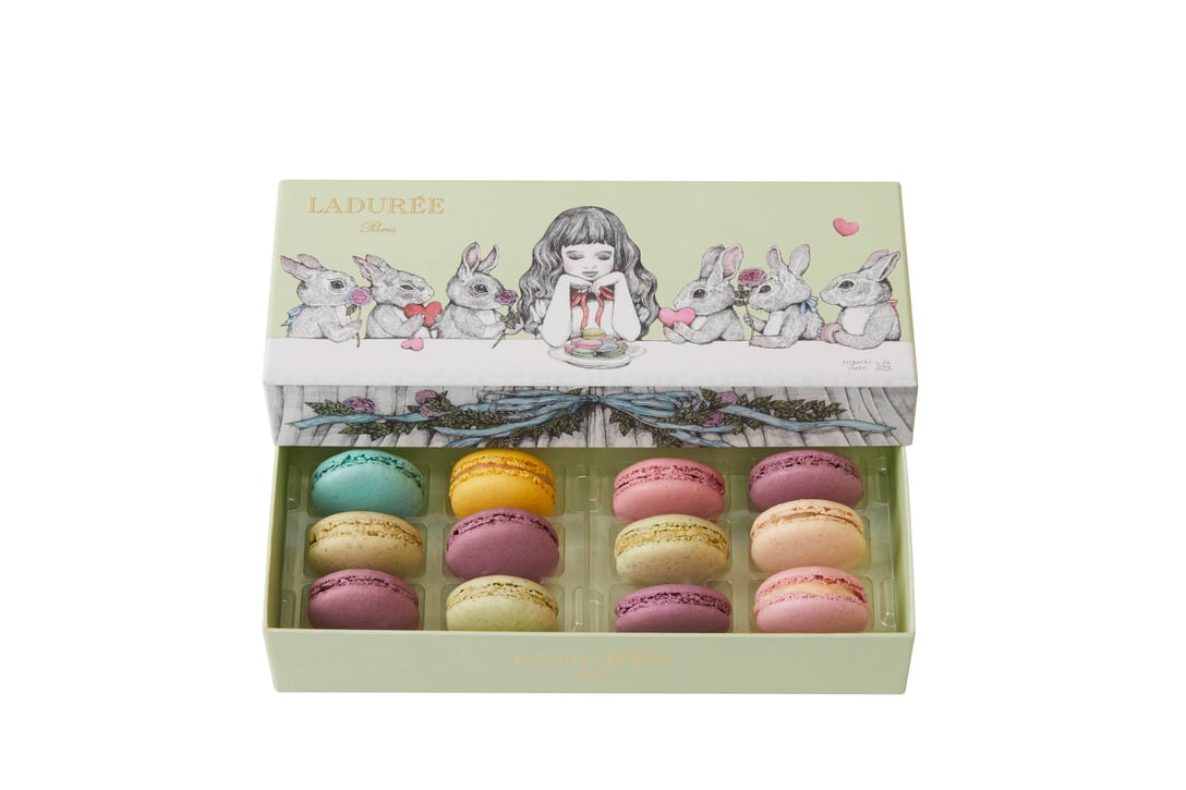 限定マカロンボックス「小うさぎたちと女の子のティーパーティー(ヒグチユウコ)」 Image by LADUREE
