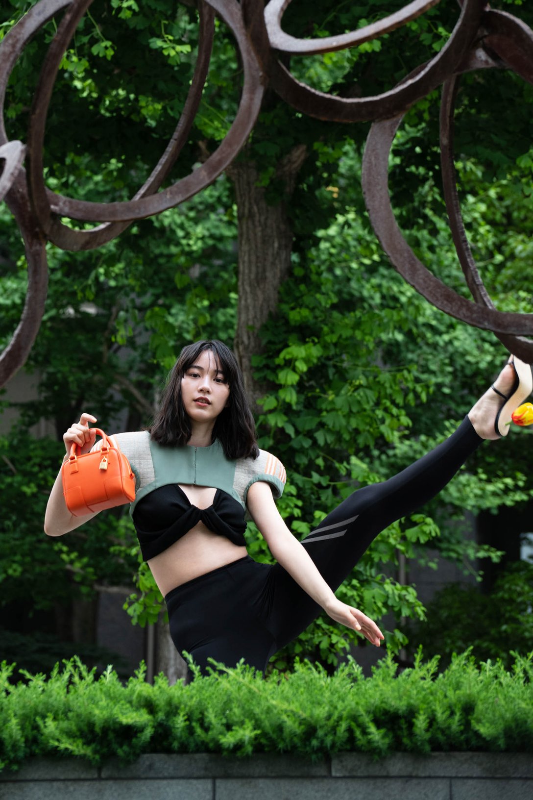 ロエベのアリソナキャンペーンに登場した女優のん Image by ロエベ