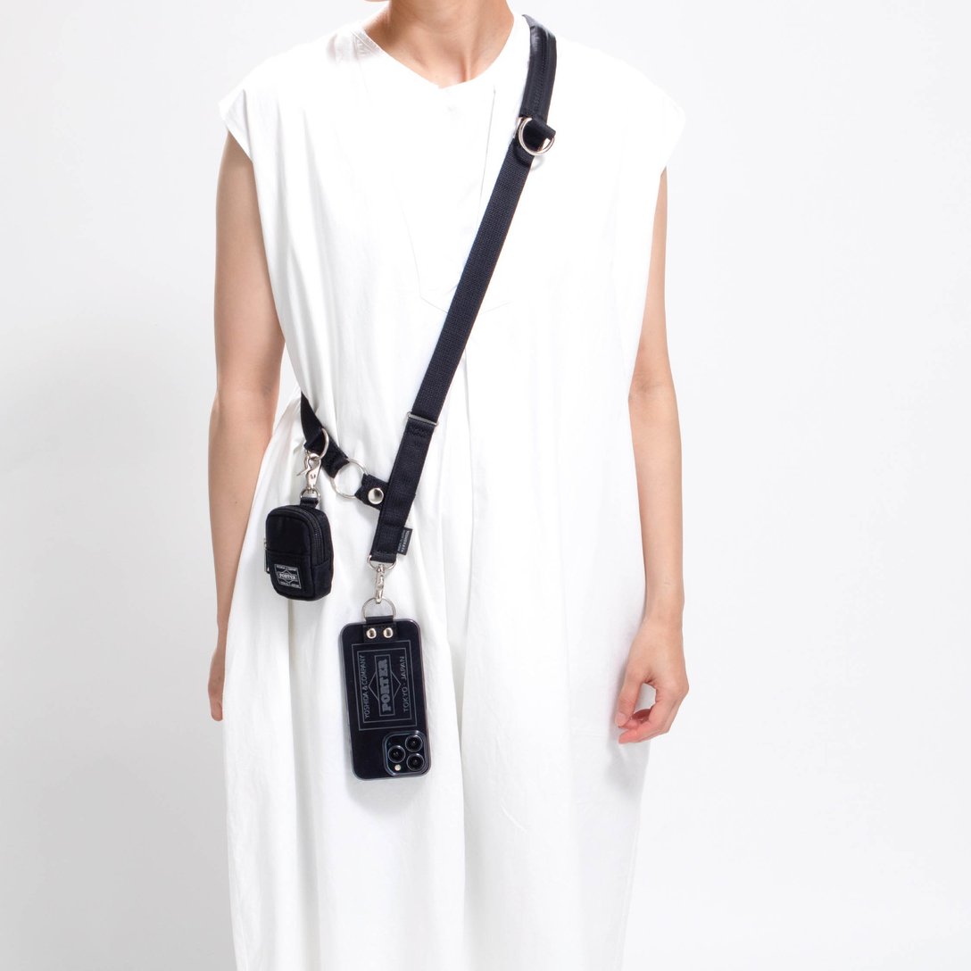 Shoulder Air Jacket with Pouch for iPhone 13/13 Pro 着用画像 Image by ポーター