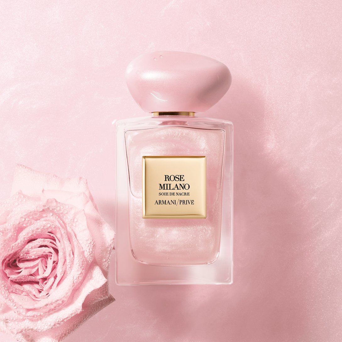 ピンクの蓋の香水とバラの花
