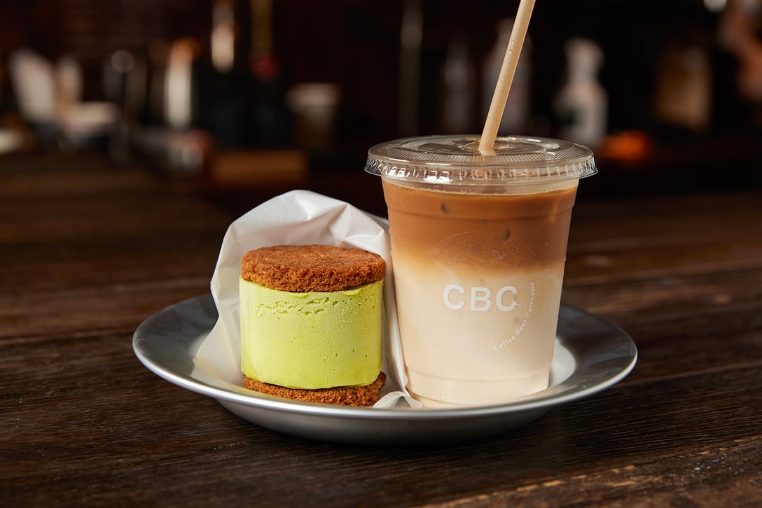 南青山のカフェ「CBC」で提供しているアイスを挟んだクッキーサンドとカフェラテ
