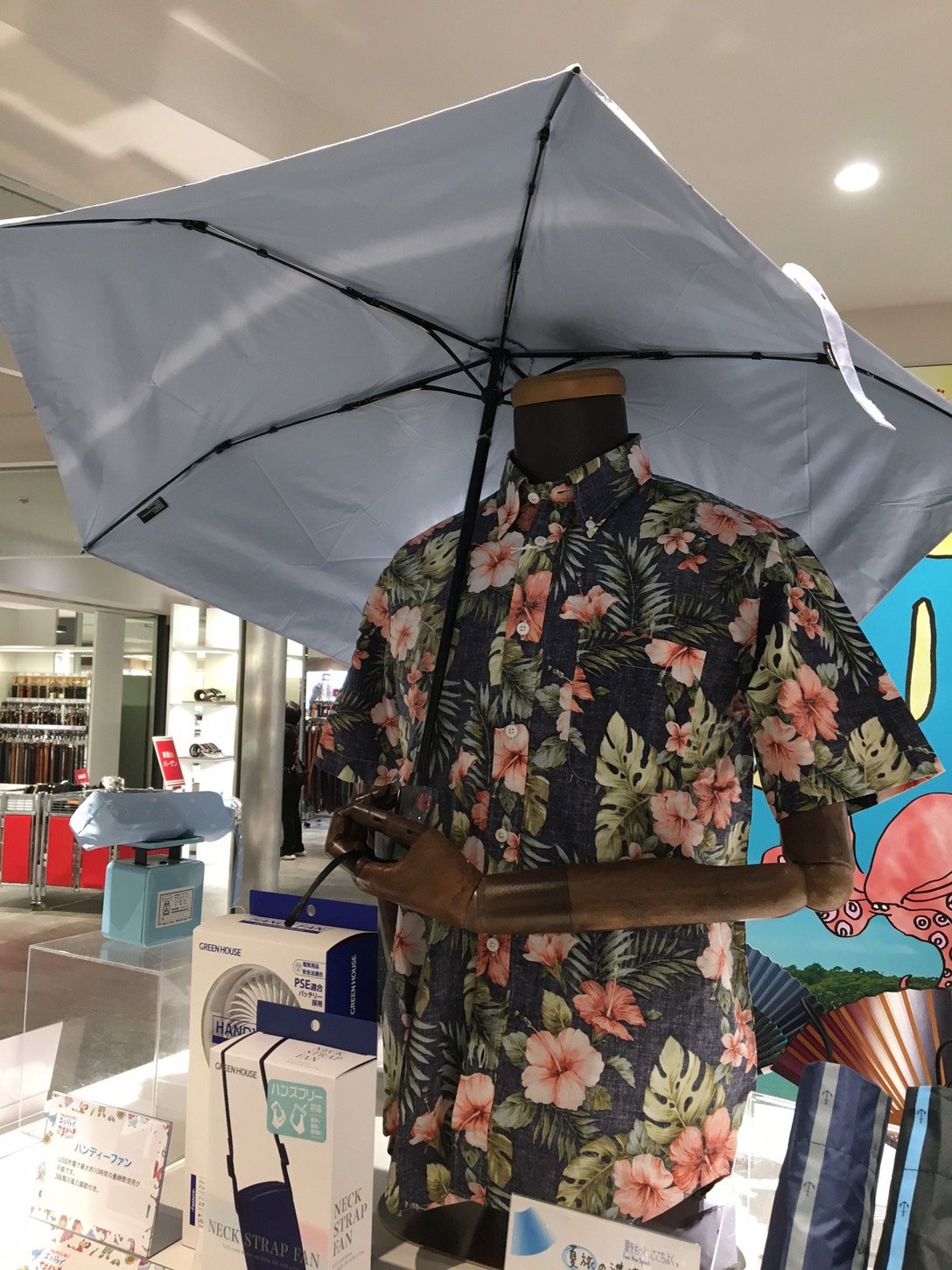 日傘を持った男性マネキン