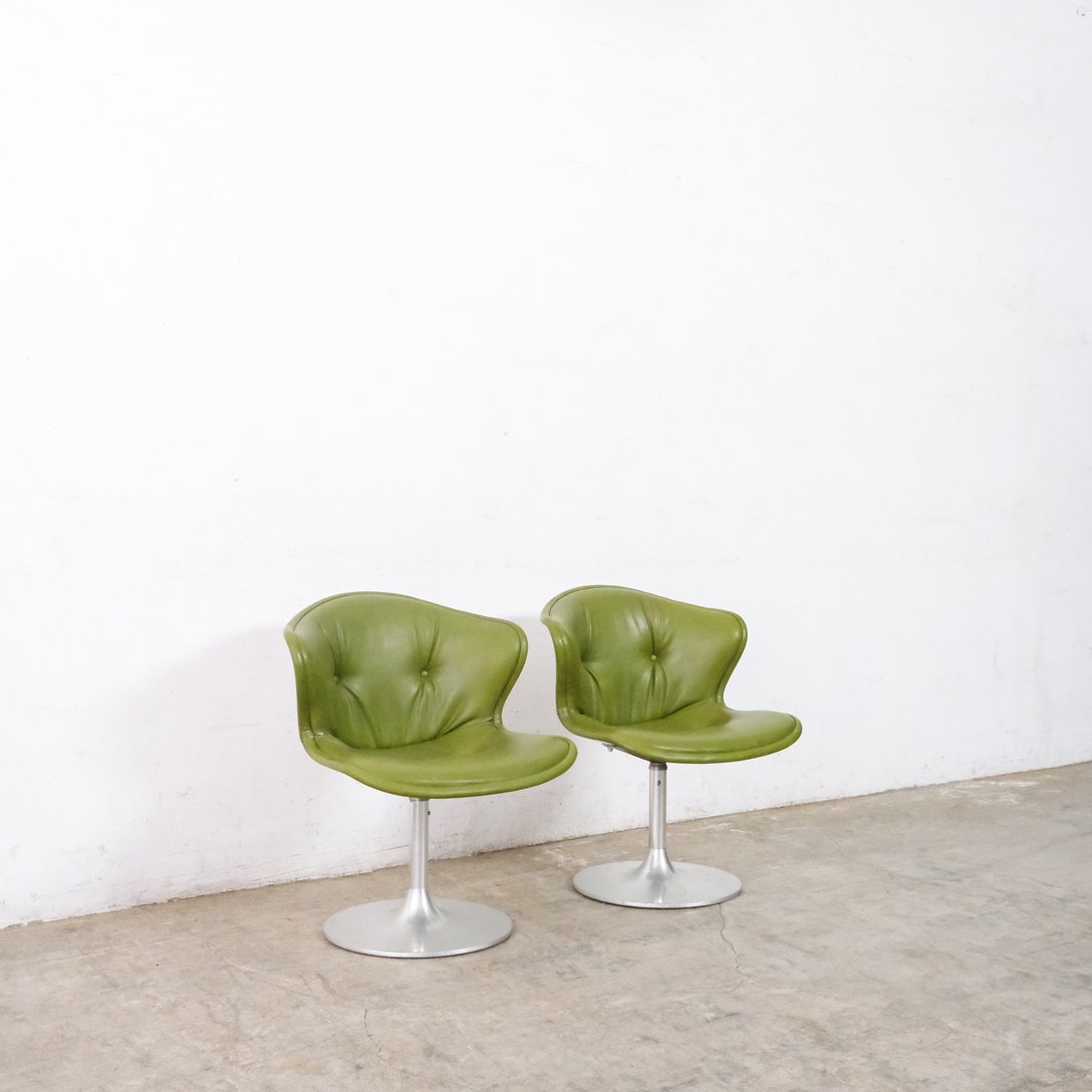 2脚並んだ緑色の椅子
