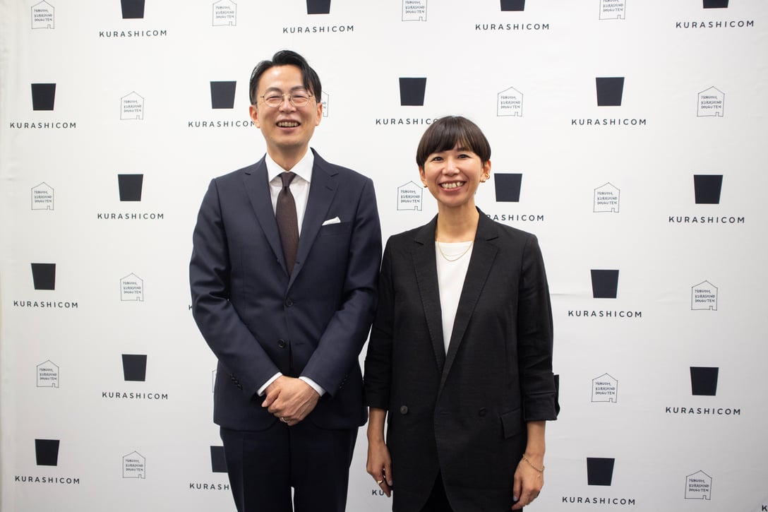 グロース市場に上場を果たしたクラシコム 代表取締役 青木耕平氏(左)、取締役 佐藤友子氏(右) Image by FASHIONSNAP