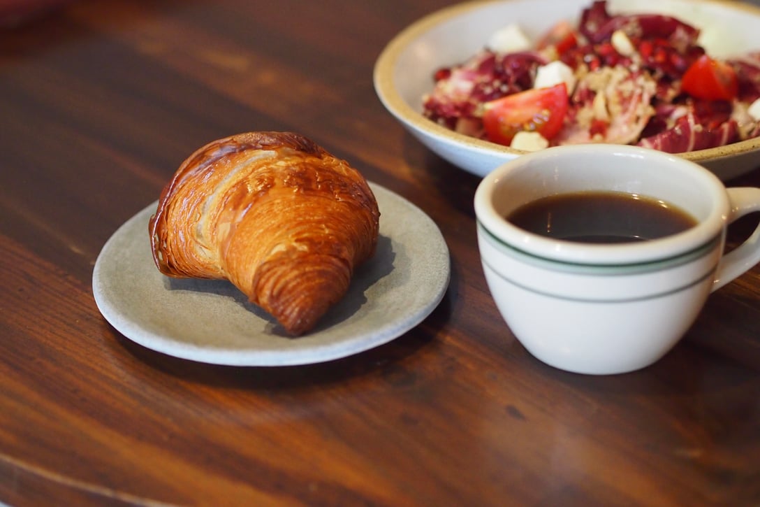 富ヶ谷のカフェ「パス」で朝食メニューとして提供しているクロワッサンとコーヒー