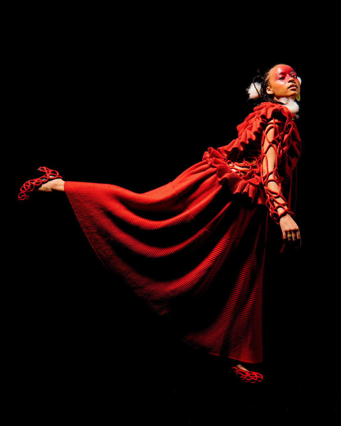 赤いワンピースを着用した女性モデル
