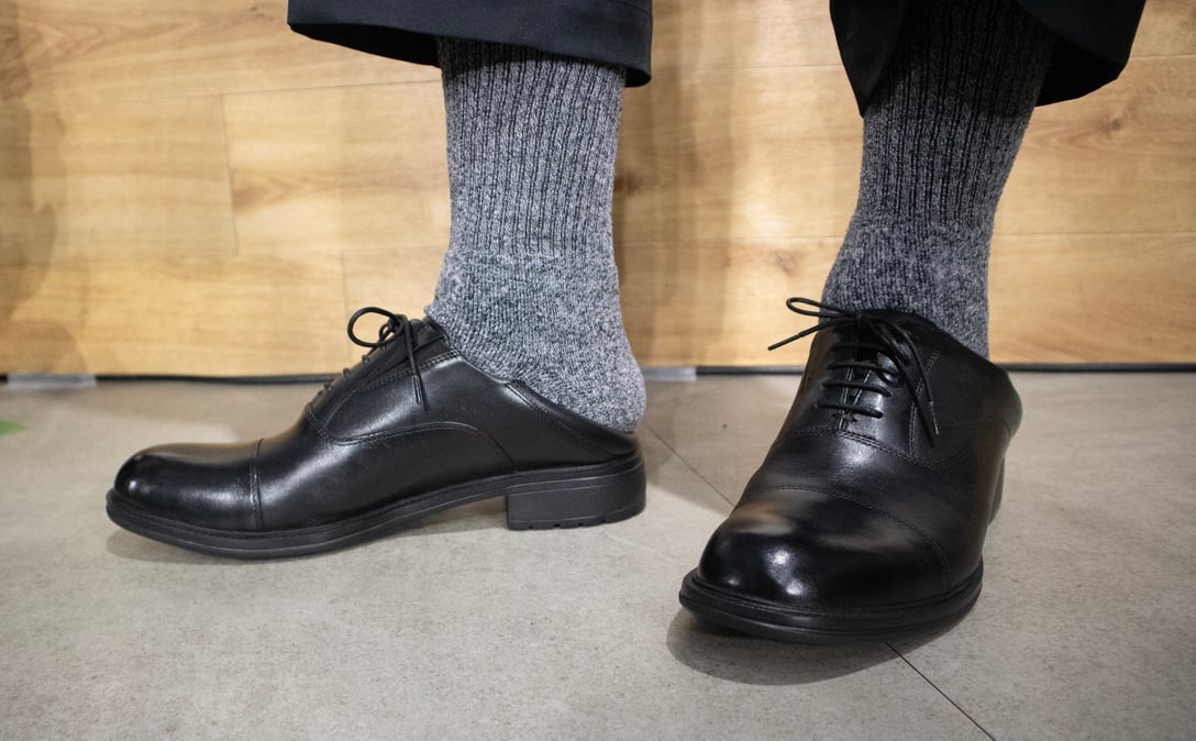 オアシスライフスタイルグループが発売した「カカトが踏める革靴」