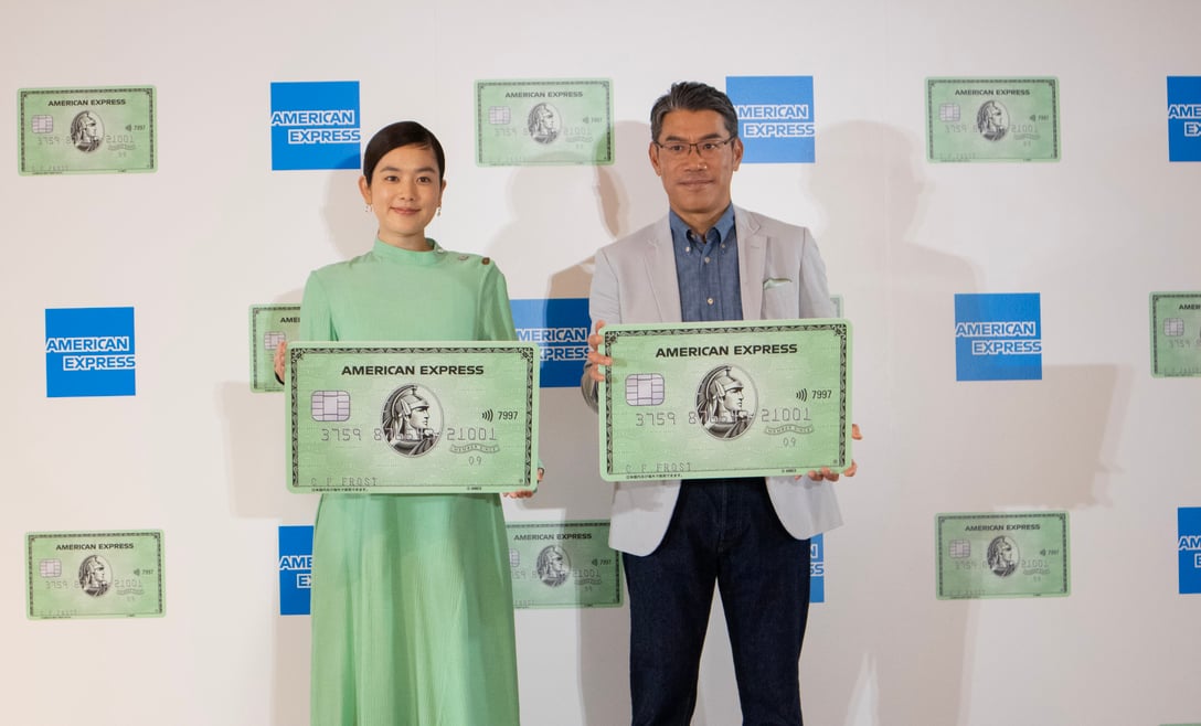 筧美和子(左)アメリカン・エキスプレス・インターナショナルの吉本浩之日本社長(右) Image by FASHIONSNAP