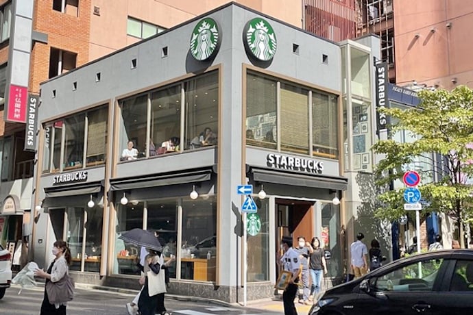 スタバの日本一号店である「スターバックス銀座松屋通り店」は現在も営業を続けている。