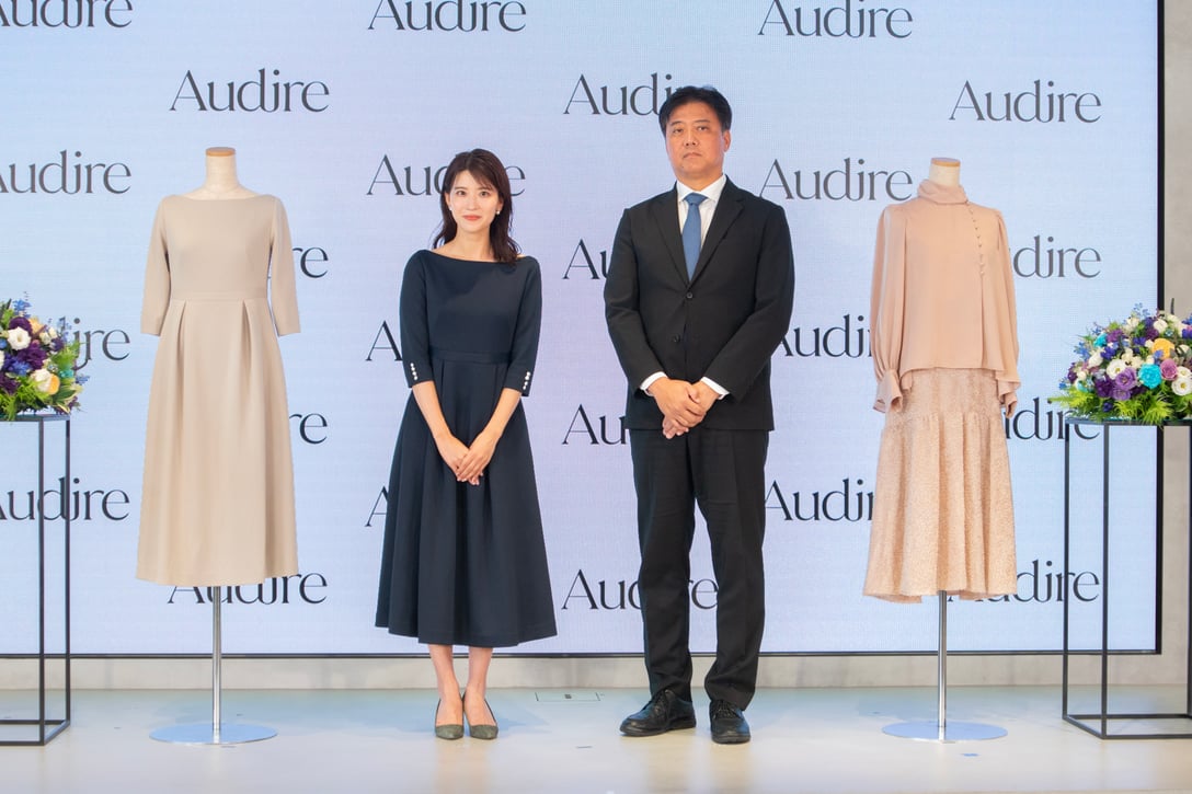 日本テレビ 郡司恭子アナウンサー(左)、日本テレビコンテンツ戦略局長 森實陽三氏(右) Image by FASHIONSNAP