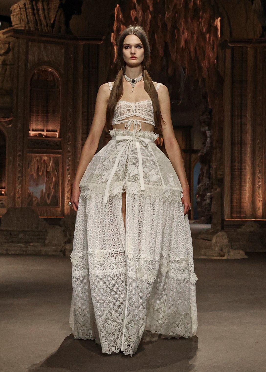 「ディオール」が宮廷のドレスを現代的に 2023年春夏コレクション
