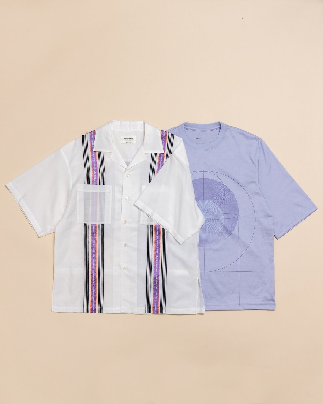 キューバシャツと紫のTシャツ