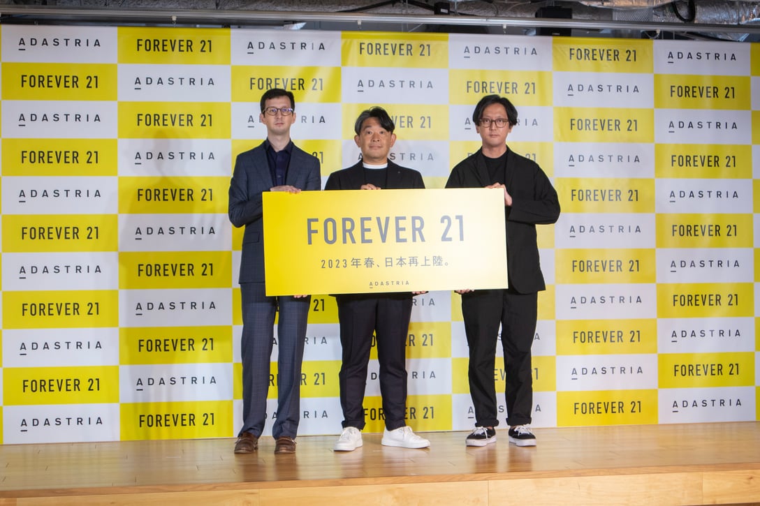 ABG Vice President, Business Developmentのケビン・サルター(左)、アダストリア 木村治代表取締役社長(中央)、アダストリア 野田源太郎R&D本部クリエイティブディレクター(右) Image by FASHIONSNAP