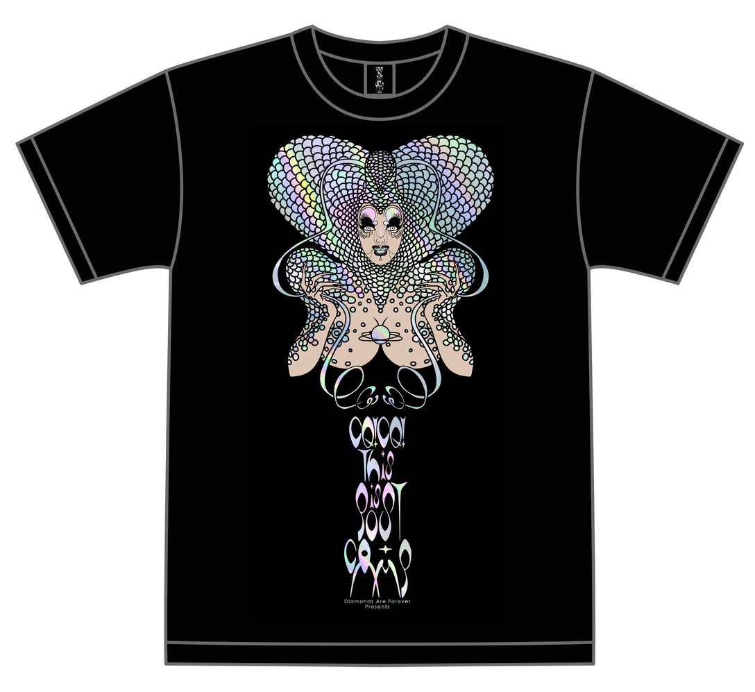 シスターが製作した「装いの力-異性装の日本史」のグッズTシャツ Image by Sister