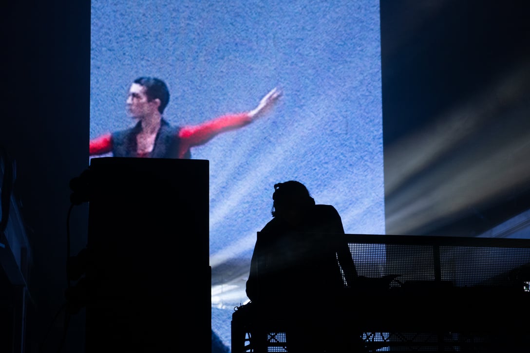 DJのClara3000。その背後のスクリーンには、ラフが衣装を手がけたニューヨーク・シティ・バレエの演目「SOLO」の映像が流れていた。 Image by Ko Ueoka