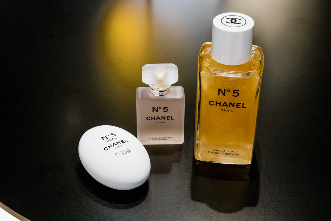 人気ショップ CHANEL - CHANEL No.5 ゴールドボディオイル ヘアミスト