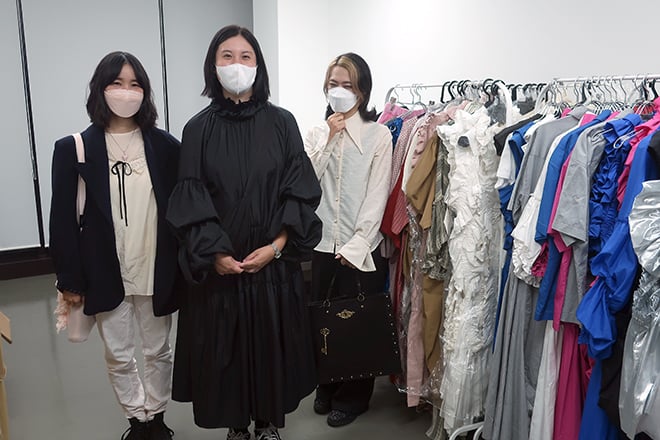 入居者説明会兼トークイベントに来場していた「a maiden devil」というブランドを展開している Mitusaki Sasakiさん（右）と「natsumi osawa」の大澤夏珠さん（左）。入居ホヤホヤの「HOUGA」の石田萌さん（中央）と。