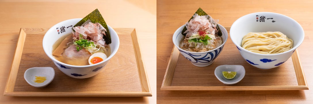 出汁そば 白醤油 赤玉味付玉子付(左)と京の都もち豚 鬼みぞれつけそば(右) Image by サザビーリーグ